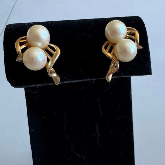 Richelieu Jewelry - Vintage Richelieu faux pearl open work design swirl pattern gold stud earrings